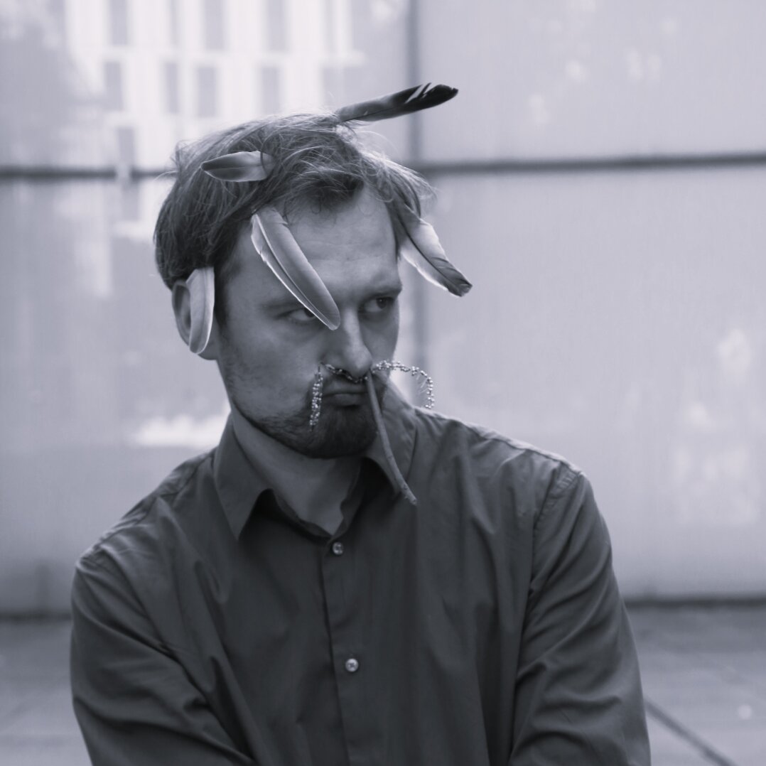 Constantin Leonhard: Künstler, Performances, Installationen, Szenographien und Videoarbeiten im urbanen Raum, Theatern oder Ausstellungen.