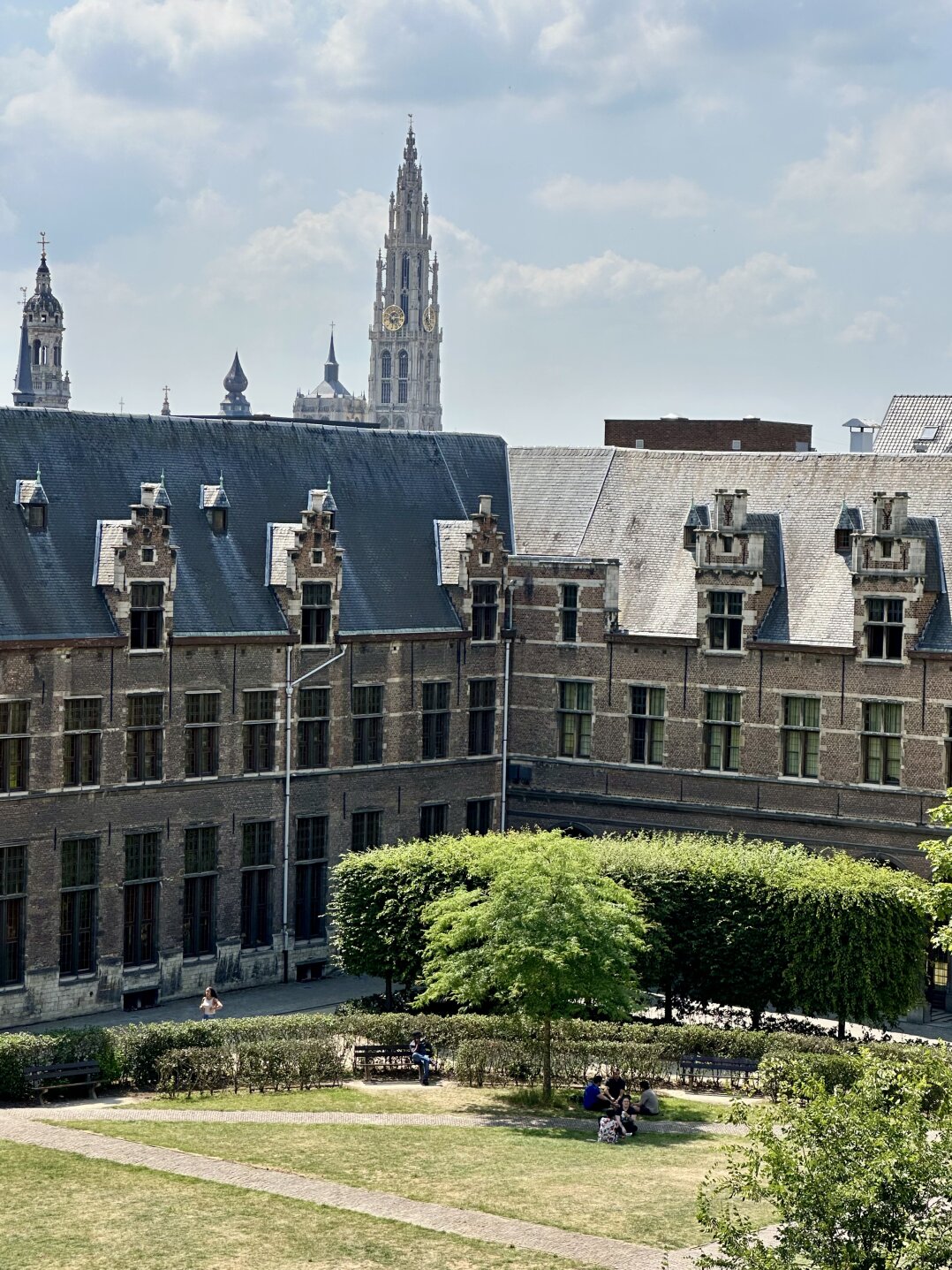 Universiteit of Antwerpen mit Dom 