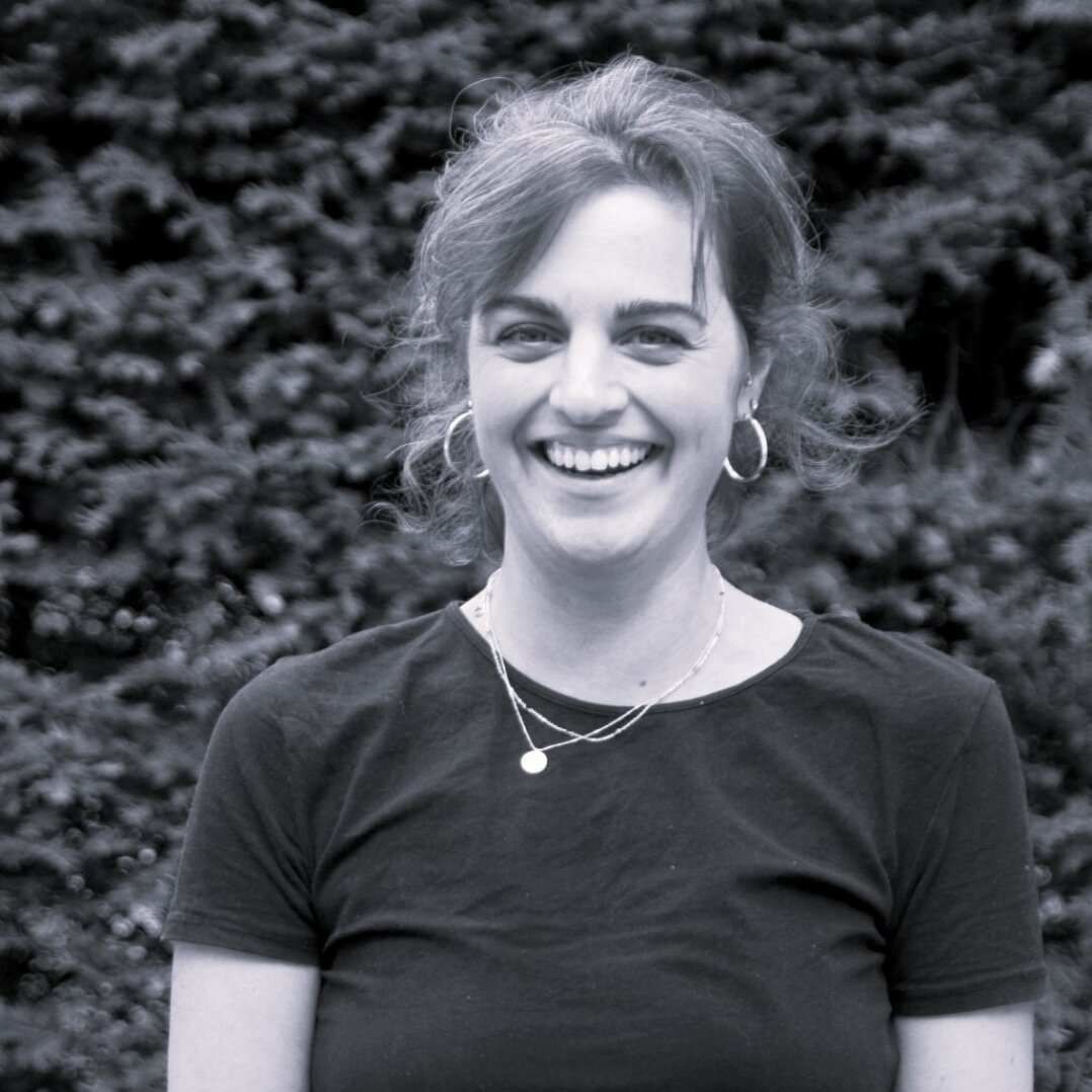 Emese Bodolay: Freiberufliche Theatermacherin Programmkonzeption und Projektleitung, zuletzt: Künstlerische Leitung für die Gripswerke e.V. PROPS GEHEN RAUS... (2023-2025) Künstlerische Leitung EUROPEFICTION (2022 - 2024)