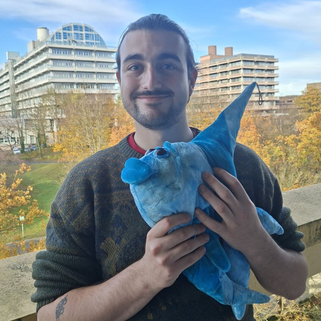 B.A., Paul Umut Kahla (Master Theaterwissenschaft & Medienwissenschaft) – Studentisches Mitglied im Institutsvorstand, Stellvertretender Kassenverwalter, Social Media Auftritt