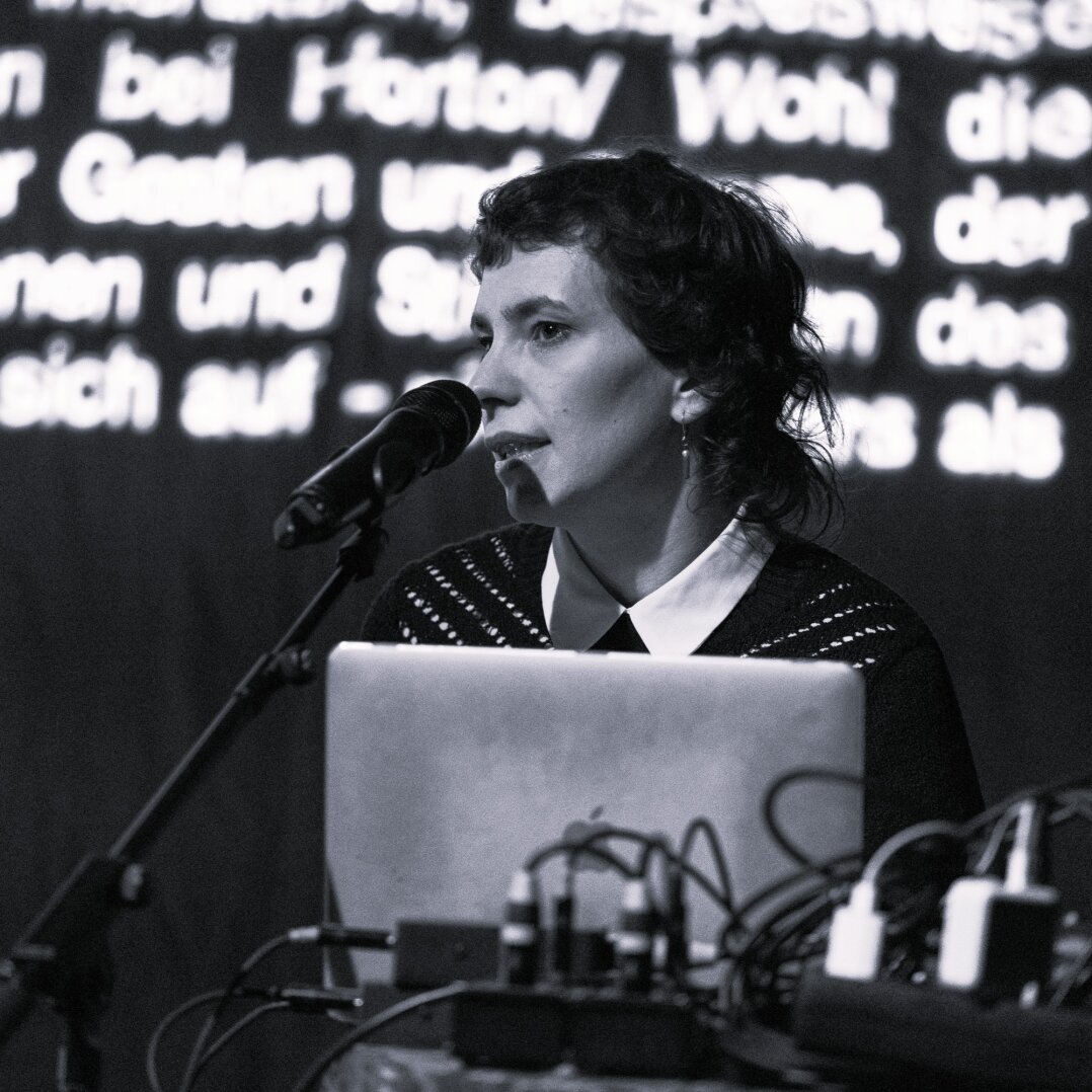 Carolin Pfänder: Künstlerische & Akademische Forscher*in an der Schnittstelle von Darstellender Kunst & Wissenschaft